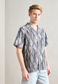 Рубашка с коротким рукавом