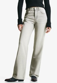 Прямые джинсы