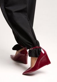 Туфли на танкетке