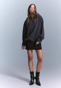 Пуловер с капюшоном Пуловер с капюшоном