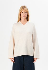 Пуловер с вырезом V