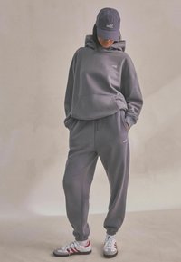 Пуловер с капюшоном