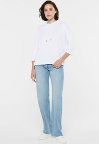 Пуловер с капюшоном Пуловер с капюшоном