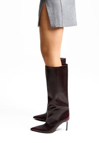 Высокие сапоги