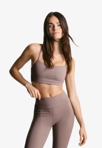 Топ на бретельках