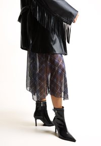 Высокие сапоги