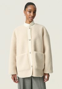 Короткое пальто