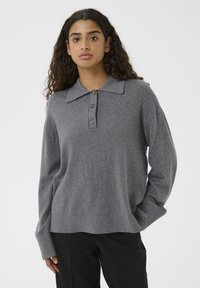 Пуловер с воротником поло