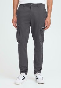 Брюки с накладными карманами