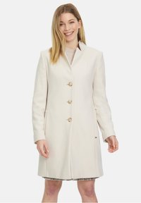 Короткое пальто