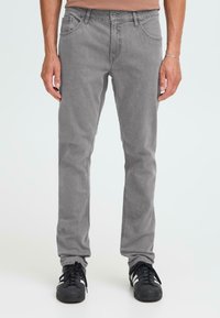 Узкие джинсы