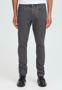 Узкие джинсы