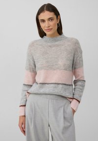 Пуловер в полоску