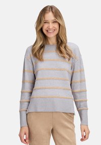 Пуловер в полоску