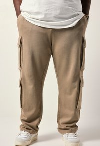 Брюки с накладными карманами