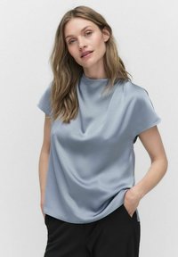 Атласная блузка