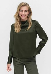 Атласная блузка