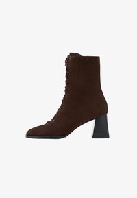 Ботинки на шнуровке