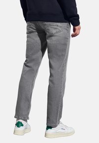 Узкие джинсы