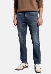 Прямые джинсы