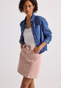 Юбка с накладными карманами