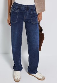 Прямые джинсы