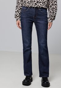 Клешеные брюки