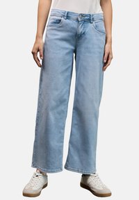 Клешеные джинсы