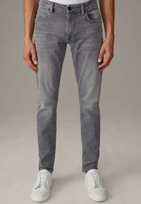 Узкие джинсы