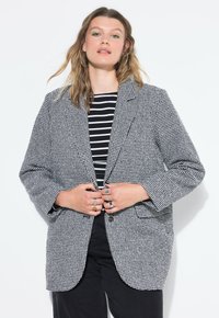 Короткое пальто