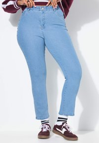 Короткие джинсы