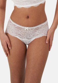 Трусы на бедрах