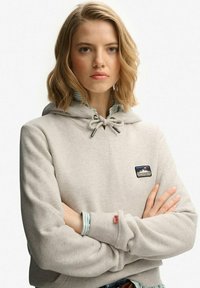 Пуловер с капюшоном