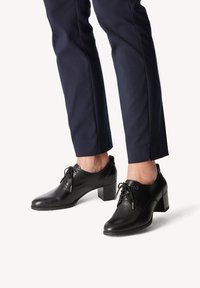 Туфли с высоким носом