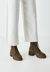 Ботинки на шнуровке