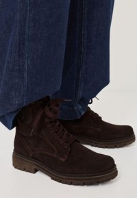 Ботинки на шнуровке