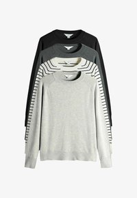 Пуловер в полоску