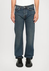 Прямые джинсы