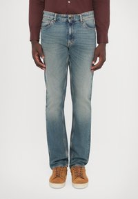 Прямые джинсы