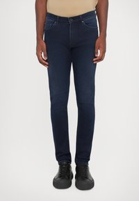 Узкие джинсы