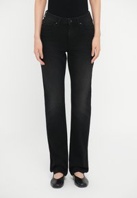 Узкие джинсы