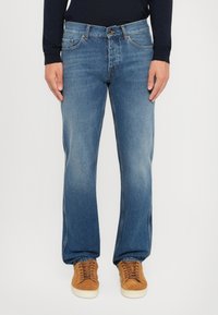 Прямые джинсы