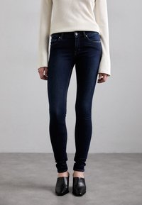 Узкие джинсы