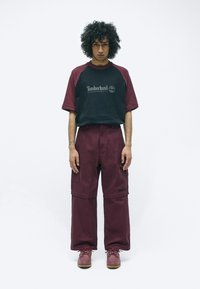 Брюки с накладными карманами