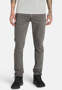 Узкие джинсы