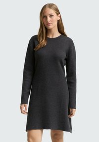 Вязаное платье