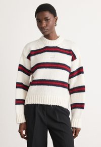 Пуловер в полоску