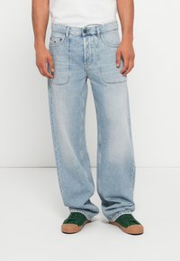 Прямые джинсы