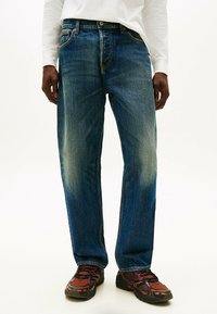 Прямые джинсы