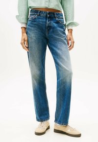 Прямые джинсы